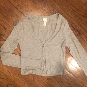 H&M cropped cotton cardigan. (Not knit) button detailing and has a v neck.